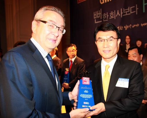 이순 풀무원홀딩스 부사장(오른쪽)이 10일 서울 역삼동 리츠칼튼 호텔에서 열린 제10회 GWP 코리아 시상식에서 본상을 수상한 후 GWP 프랑스 CEO(Paprick Bumoulin)와 기념촬영을 하고 있다.