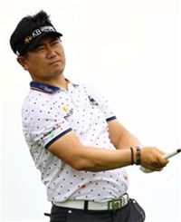 양용은, 8언더파 "싱가포르서 훨훨~"