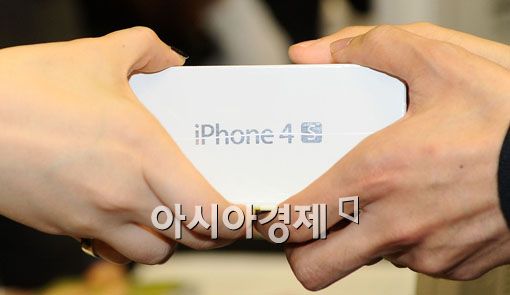 [포토] '아이폰4s 건네받는 손'
