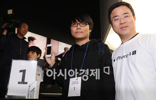 [포토] 'KT 아이폰4S 첫 개통자'