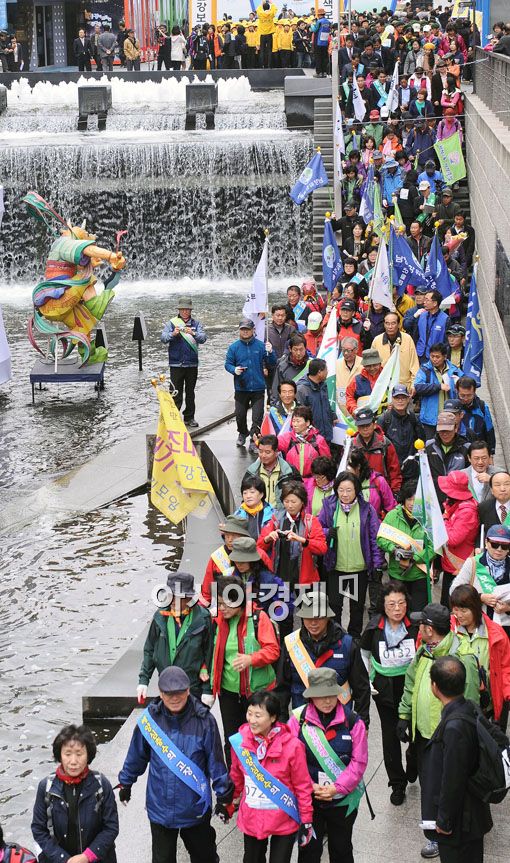 [포토] '청계광장은 걷기 열풍'