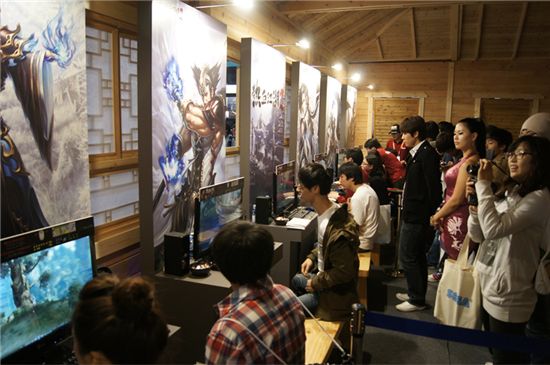 [지스타]엠게임 기대작 '열혈강호2', 관람객 시선집중