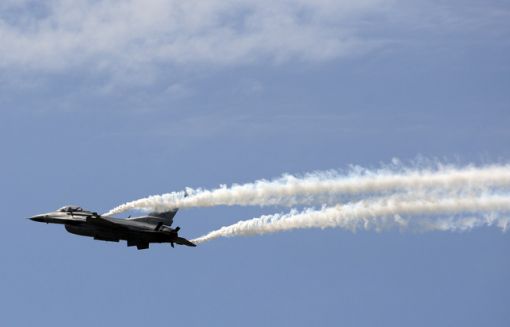 바이오연료 사용 시험을 거친 미공군 F-16전투기