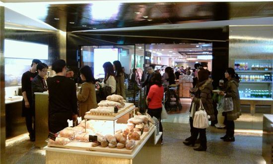 지난 13일 오후, 베이커리 자체에 주력하는 포숑 매장에는 제품 구매를 하려는 고객들로 북적였다.