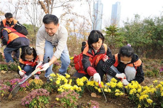 SK건설, '가을맞이 숲공원 가꾸기' 가족봉사활동