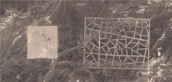 중국 북부 간쑤성과 신장웨이우얼자치구의 경계에 자리잡은 괴상한 구조물들이 구글 지도 위성을 통해 포착됐다.