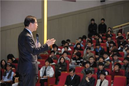 박원순 서울시장이 15일 동국대학교에서 '21세기 리더의 자격'이라는 주제로 취임 후 첫 대학강연을 했다.