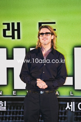 브래드 피트 “현명함이 따라오기 때문에 나이 먹는 것이 좋다”