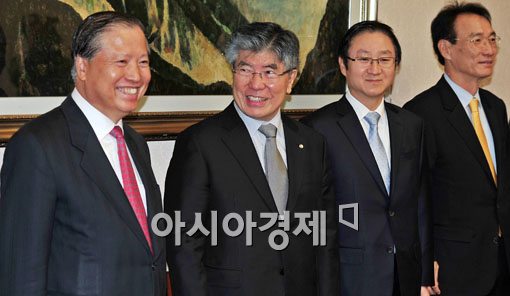 [포토] 기분좋은 김중수 총재