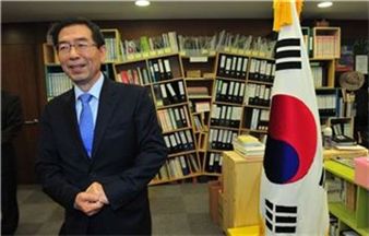 박원순 시장이 16일 인터넷 생중계로 된 취임식에서 집무실을 공개하고 기울어진 책장을 소개했다. 박 시장은 "그동안 우리 사회가 이념, 세대, 지역간 너무 양극화, 대립했다"며 "양쪽을 가운데 책장이 균형을 잡아주고 있는 것처럼 갈등과 균형을 잘 조정하고 모든 시민의 사랑을 받는 시장이 될 것"이라고 말했다.