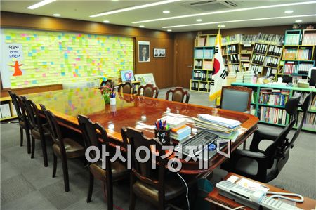 박원순 서울시장은 16일 본인의 집무실에서 취임식을 진행했다. 박 시장의 집무실에는 시민들의 의견이 담긴 포스트잇이 한쪽 벽면에 붙어있어 눈길을 끈다.