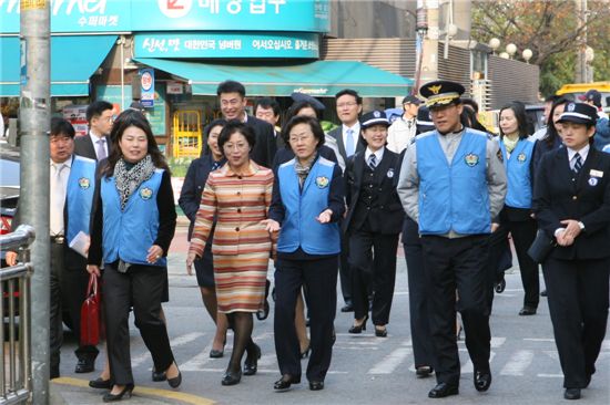 신연희 강남구청장이 학교 보안관들과 함께 학교 주변 순찰하고 있다.