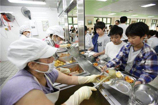 성북구가 서울시 최초로 친환경 무상급식을 시작한 지난해 10월1일 삼선초등학교 급식실에서 배식이 이뤄지고 있는 모습.
