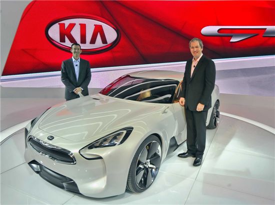 마이클 스프라그 기아차 미국법인 마케팅담당 부사장, 톰 러브리스 기아차 미국법인 판매담당 부사장이 ‘Kia GT’를 배경으로 기념촬영을 하고 있다.