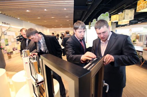 LG하우시스의 러시아 주요 고객들이 서울 논현동 지인스퀘어 전시장에서 고기능 창호제품을 살펴보고 있다
