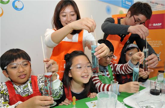 ▲17일 서울 영등포 타임스퀘어에서 열린 바스프 키즈랩(Kids Lab)에 참석한 초등학생들이 밀도에 따라 물의 층이 나뉘는 물탑 쌓기실험에 참여하고 있다.