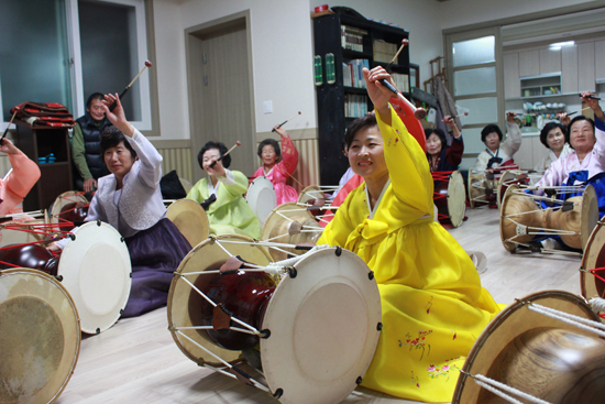 대전시 유성구 송정동의 마을 할머니들이 장구를 배우며 건강을 챙긴다.