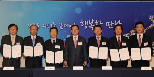 공정거래 및 동반성장 협약서를 체결한 한국전력기술 안승규 사장(가운데)과 협력업체 대표들
