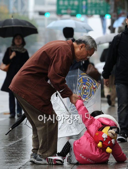 [포토] '할아버지 손 잡고'