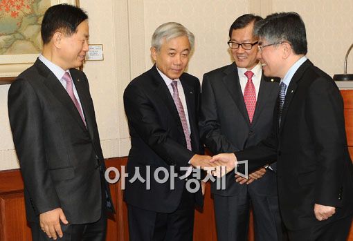 [포토] '은행장들과 악수 나누는 김 총재'