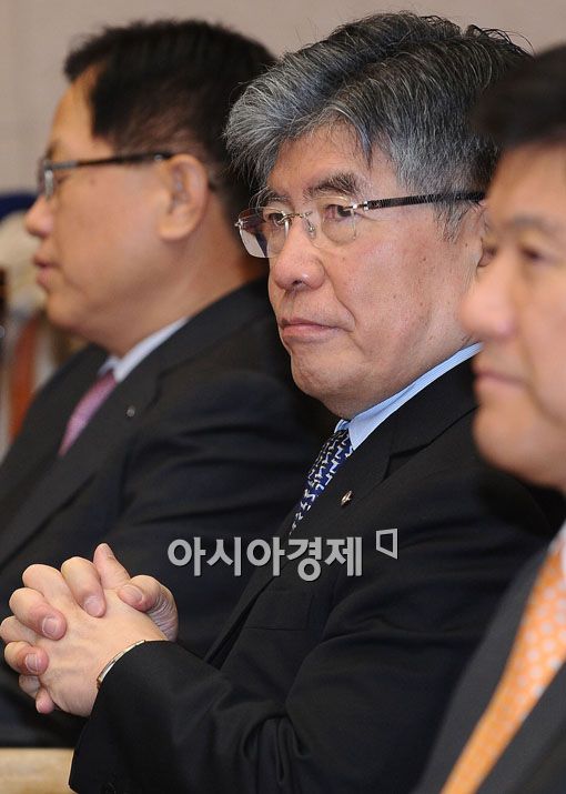 [포토] '심각한 표정의 김 총재'