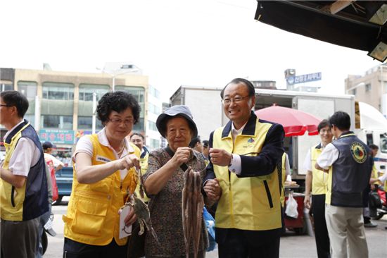 김경동 한국예탁결제원 사장(사진 제일 오른쪽)이 추석연휴를 맞아 독거노인을 위한 추석 장보기 행사를 진행하고 있다.