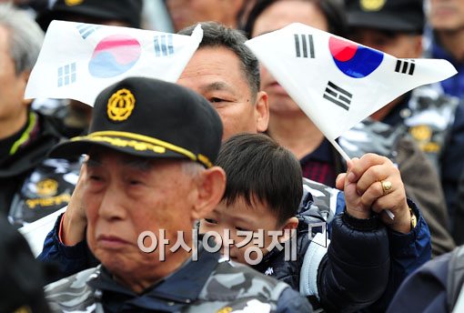 [포토] 태극기 흔드는 아이