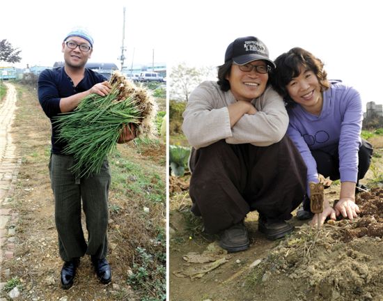 직접 재배·수확한 채소를 들고 있는 한 도시농부(왼쪽). 도시농부학교에서는 함께 농사지으며 친목도 도모한다(오른쪽).