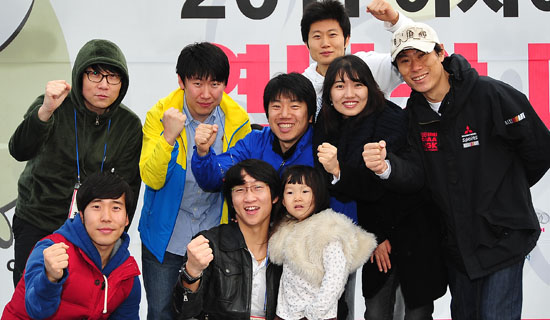 2011 아시아경제 연비왕 대회에 참가한 김현일(가운데 아래) 씨가 딸 김수아 양을 안고 동호회 사람들과 함께 포즈를 취하고 있다. 
