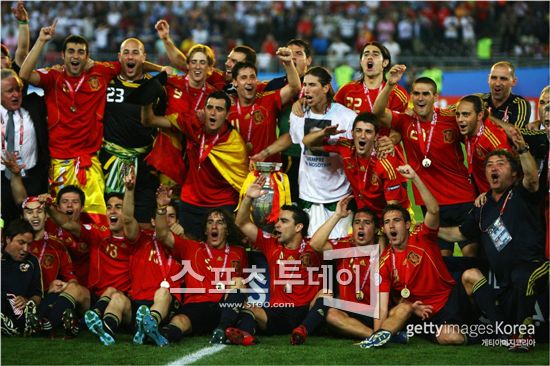 오는 12월2일 결정될 유로 2012의 조편성에 축구팬들의 관심이 쏠리고 있다. 사진은 스페인 대표팀 선수들이 유로 2008 우승을 차지한 후 환호하는 모습.[사진=Getty Images/멀티비츠]