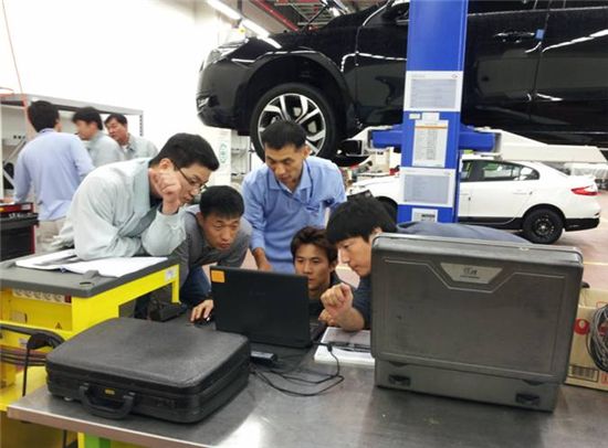 르노삼성 부산공장에서 차량진단 기술향상교육을 받고 있는 전국 서비스 협력업체 정비사들.