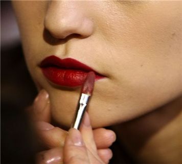 상사들 32% "여직원 립스틱 너무 진해"