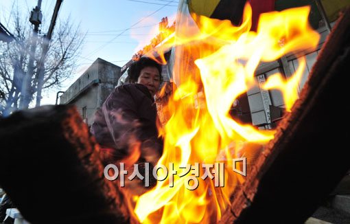 [포토] 모닥불 피우는 시장 상인들