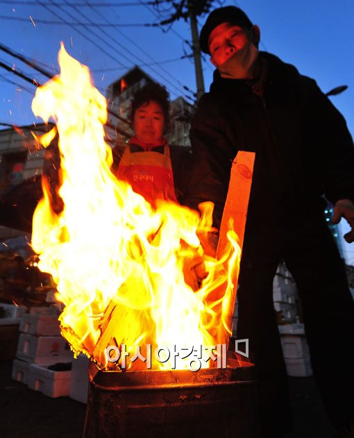 [포토] '재래 시장 상인들의 아침 추위 견디기'