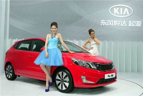 기아자동차는 21일 개막된 ‘2011 광저우 모터쇼’에서 중국 현지 전략 차종인 ‘K2’ 5도어를 중국 시장 최초로 공개했다.