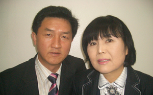 보이스피싱을 막아준 탄천우체국 유원희 국장(왼쪽)과 박노향 대리.