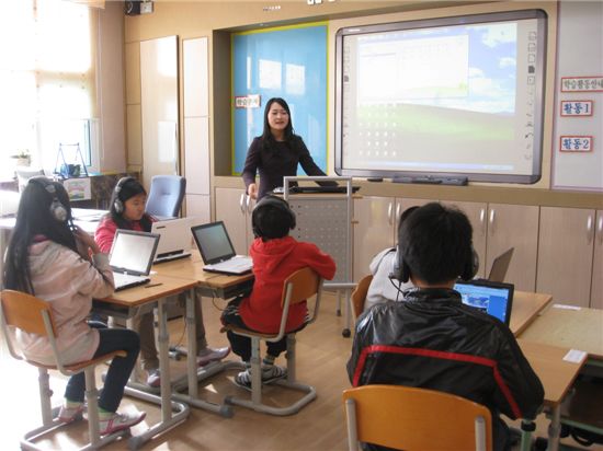 충북 괴산 소수초 4학년 학생들이 태블릿PC와 전자칠판을 활용해 과학수업을 하는 모습.

