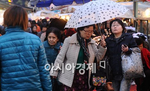 [포토] '비 와도 붐비는 남대문시장'