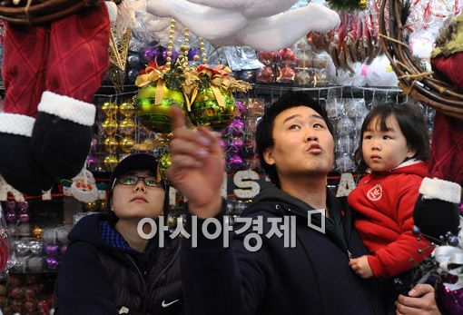 [포토] '성탄 준비하는 가족'