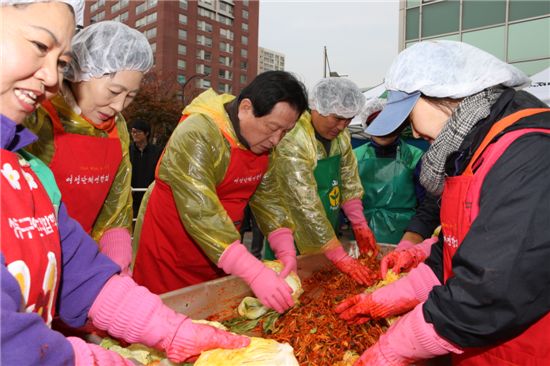 [포토]성동구, 김장 담가 어려운 이웃 전달 