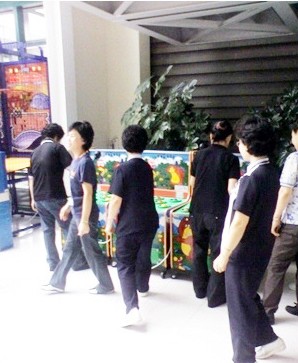 삼성전자 화성사업장에 설치된 두더지 잡기 게임기 및 농구게임기 모습.(사진출처:www.game-joy.co.kr)