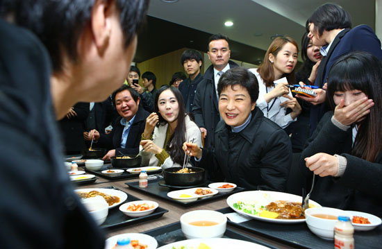 박근혜 전 한나라당 대표가 23일 대전 한남대 구내식당에서 학생들과 식사하며 대화를 나누고 있다.