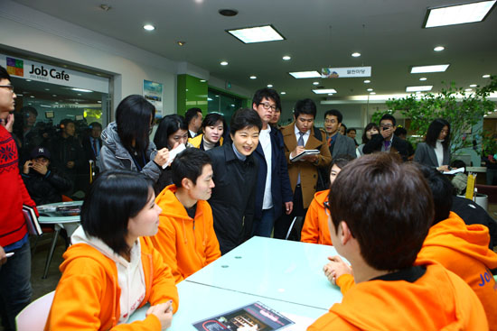 박근혜 전 한나라당 대표가 23일 대전 한남대 구내식당에서 학생들과 인사를 주고 받고 있다.