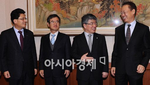 [포토] '대화 나누는 김 총재'