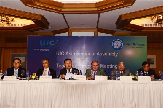허준영 사장(왼쪽에서 3번째)이 의장자격으로 UIC 아시아총회를 주재하고 있다.