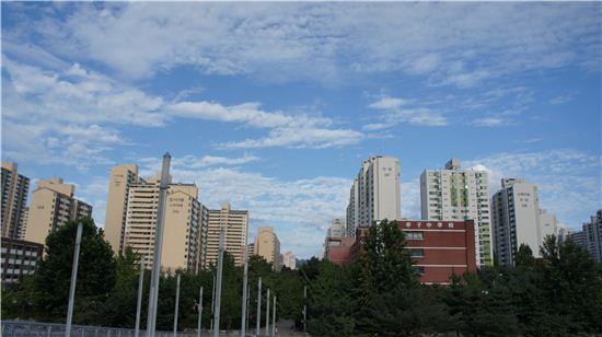 신분당선이 개통 한달째를 맞았다. 인근 부동산 시장은 교통여건 개선에도 불구하고 전셋값만 올랐을 뿐 매매 거래는 뜸하다. 사진은 정자역 앞에 위치한 아파트 단지.