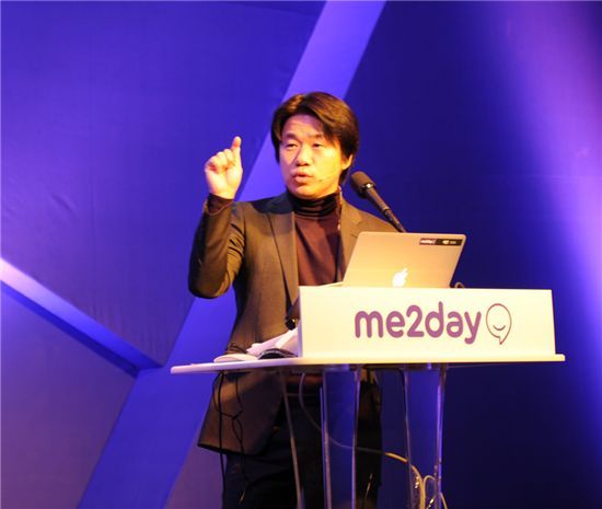 24일 서울 코엑스 인터콘테넨탈 호텔에서 열린 MEET 2011 미투콘 기조연설자로 선 미투데이 센터장 NHN 박수만 이사 