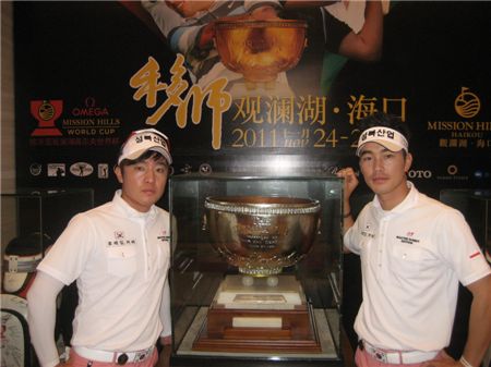  박성준(왼쪽)과 김형성이 오메가 미션힐스월드컵 우승트로피 앞에서 포즈를 취하고 있다. 사진=KGT제공