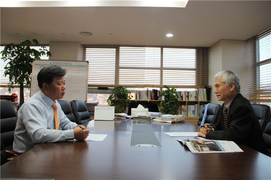 기자에게 특허정보진흥센터 기능과 자신의 꿈에 대해 얘기하고 있는 김태경(왼쪽) 소장.