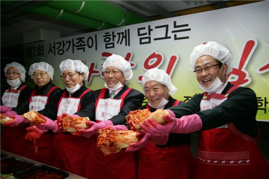 마포구, 서강대와 함께 사랑의 김장 담그기 행사 가져 